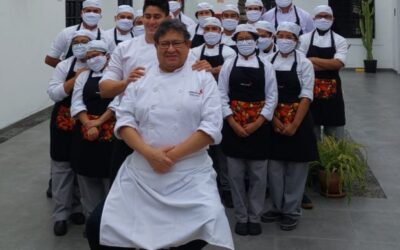 Chef docente del CENFOTUR, Cucho La Rosa, es reconocido por su trayectoria en los Premios Summum