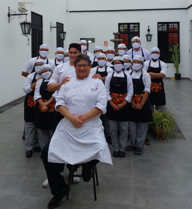 Chef docente del CENFOTUR, Cucho La Rosa, es reconocido por su trayectoria en los Premios Summum